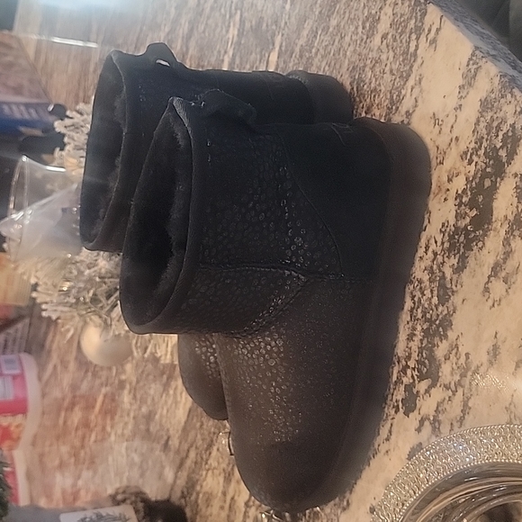 NWOT Blk UGG boots - Picture 3 of 6
